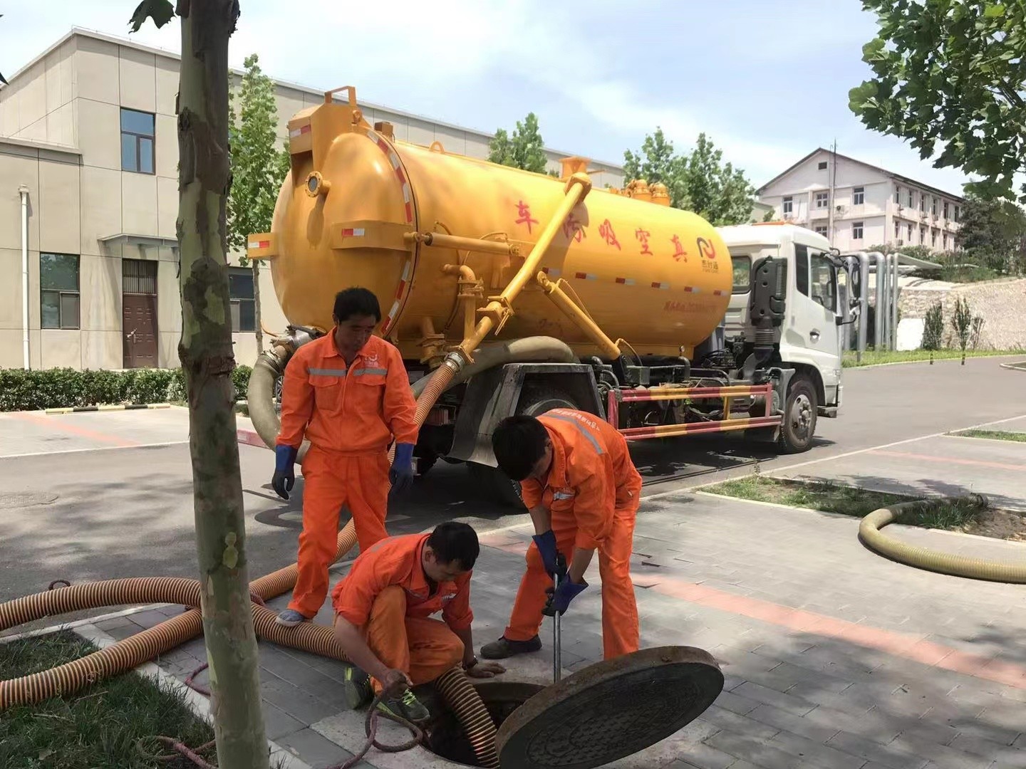 萨嘎化粪池清理与5-8吨吸粪车施工效率分析